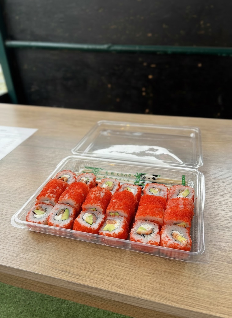 California rolls with tobiko